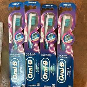 4 oral b toothbrushes new